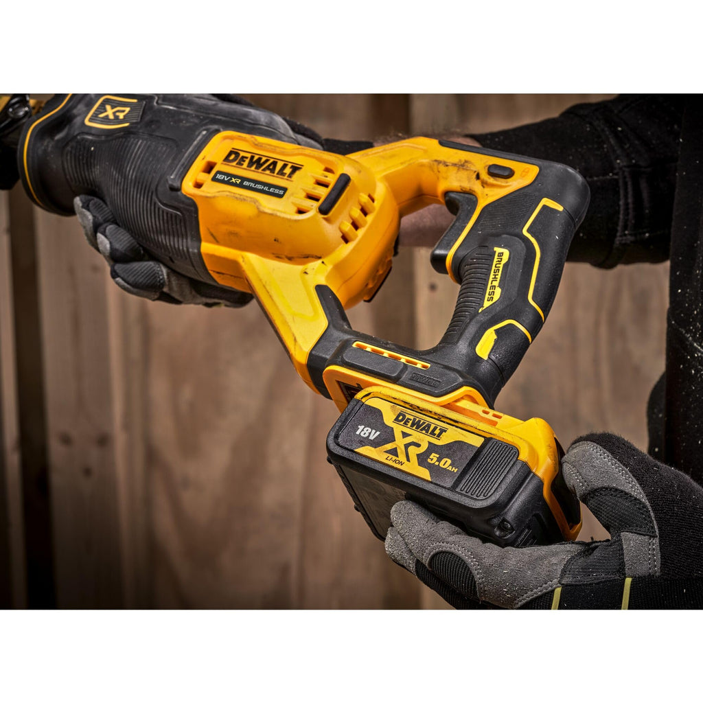 Dewalt 18V XR Akku-Säbelsäge DCS382N (bürstenloser Motor, sehr kompakt, max. Schnittleistung 300mm, hohe Schnittgeschwindigkeit, mit LED-Licht, Lieferung ohne Akku & Ladegerät)