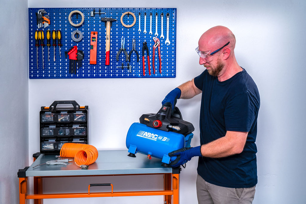 ABAC Geräuscharmer Tragbarer Luftkompressor EASE-AIR 6, Ölfreier Luftkompressor, Maximaler Druck 8 Bar, Leistung 0,75 PS, 6-Liter-Tank, Geräuschpegel 49 dB