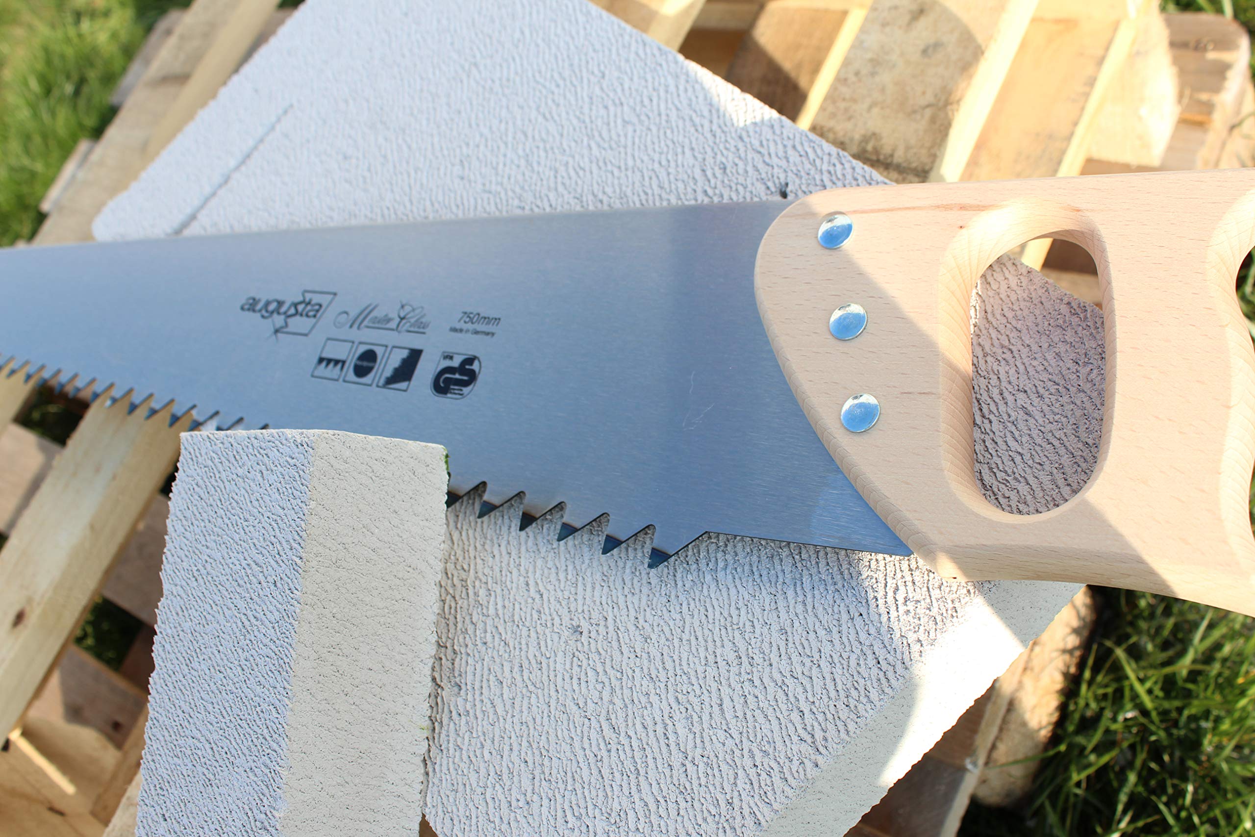 Augusta-Heckenrose Porenbetonsäge 750mm I Handsäge aus Bandstahl C75 mit stabilem Holzgriff I Robuste Bausäge mit grober Schubzahnung für Porenbetonsteine u.a.