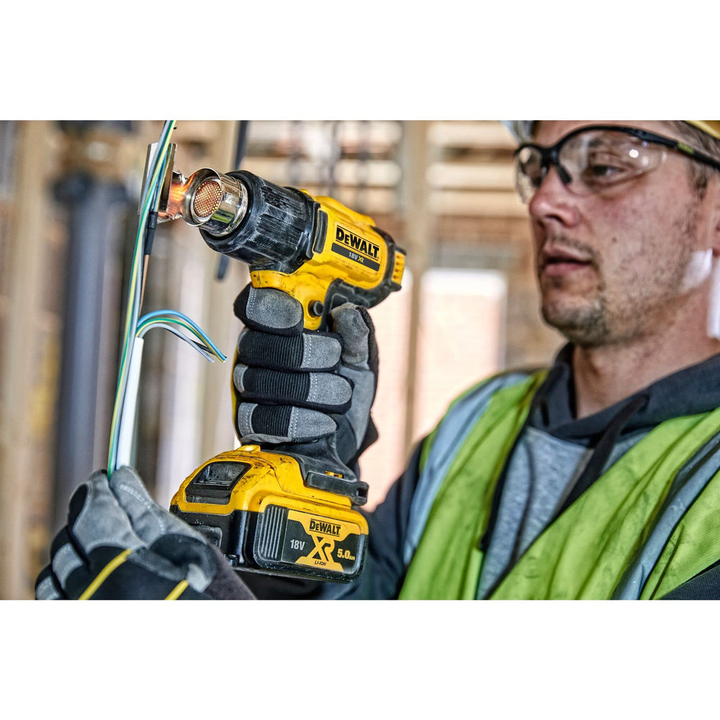 Dewalt 18 Volt Akku-Heißluftpistole DCE530N (2 Gebläse- und Temperaturstufen, arretierbarer Schalter für Dauerbetrieb, standfeste Stellfläche, Flächen- und Reflektordüse, ohne Akku und Ladegerät)