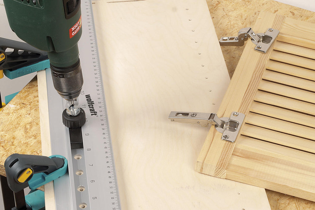 wolfcraft Dübelleiste 4650000 – Präzise Bohrschablone zum Möbelbau von Schränken & Regalen – Für Dübelverbindungen und Lochreihen – 32mm Raster