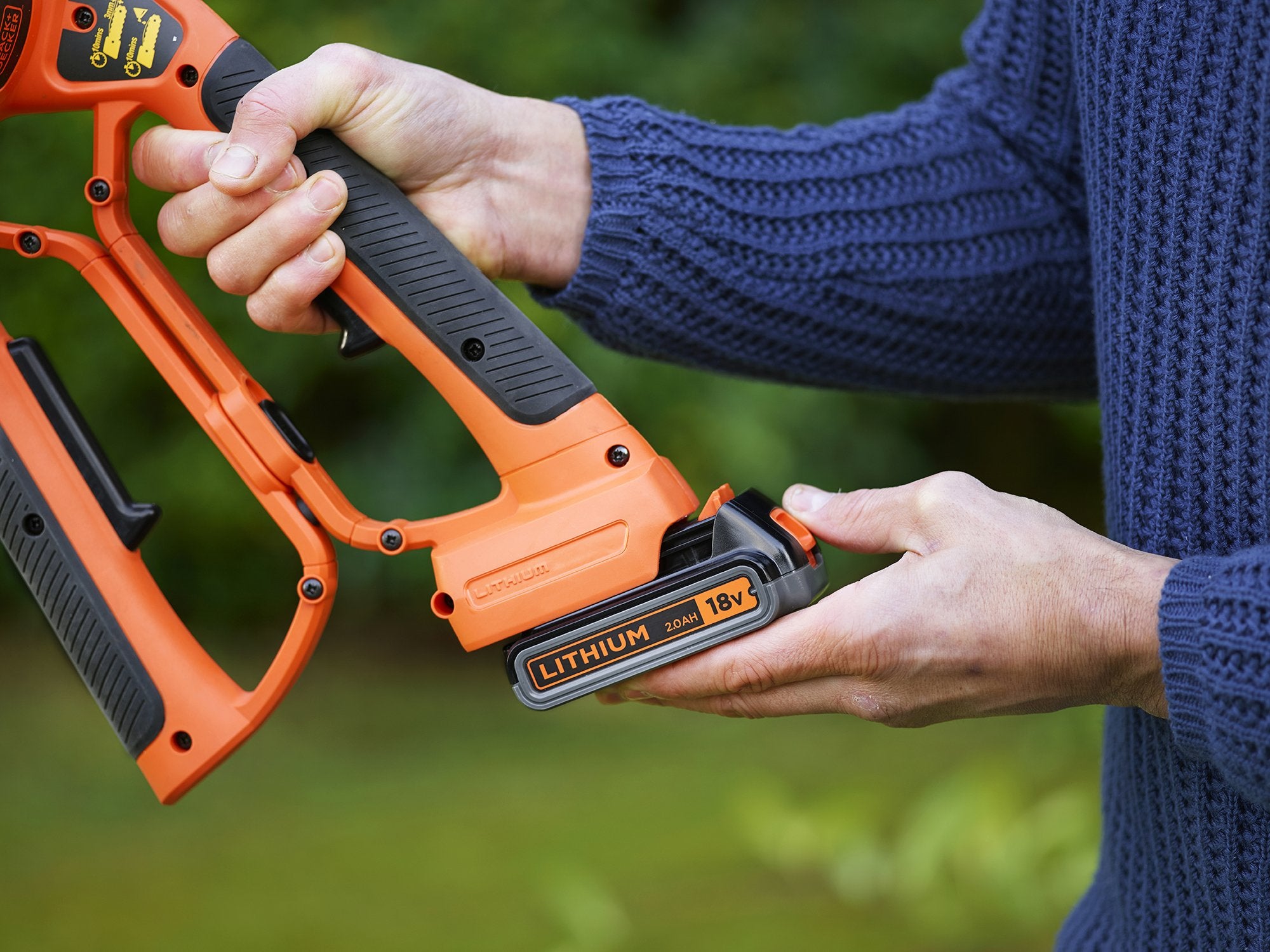 Black+Decker 18V Akku-Astschere Alligator (18V, 2.0Ah, 15cm Schwertlänge, bis 100mm Durchmesser, patentierte Klemmbacken, kabellos für maximale Freiheit beim Holzschnitt, inkl. Akku + Ladegerät)