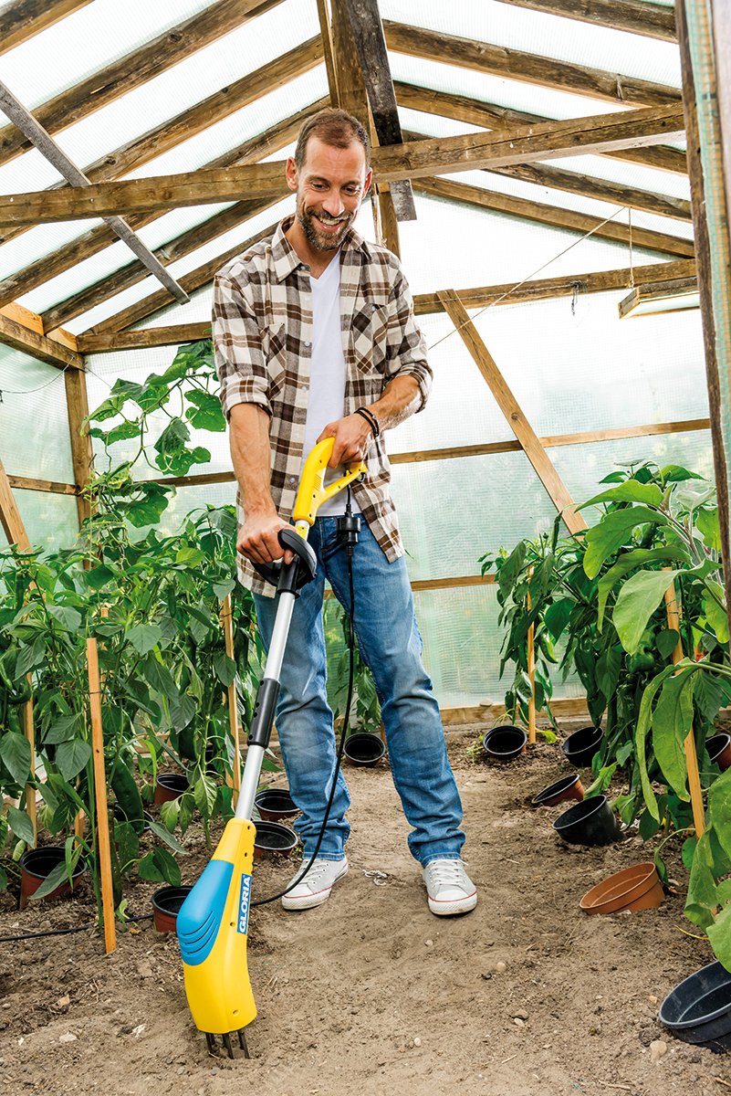 GLORIA Elektrischer Bodenkrümler Gardenboy Plus | Elektrische 4-in-1 Gartenhacke & Motorhacke | Unkrautentferner, Kultivator & Kantenpfleger | Gartenkralle mit 8 cm Arbeitstiefe | Zur Bodenlockerung
