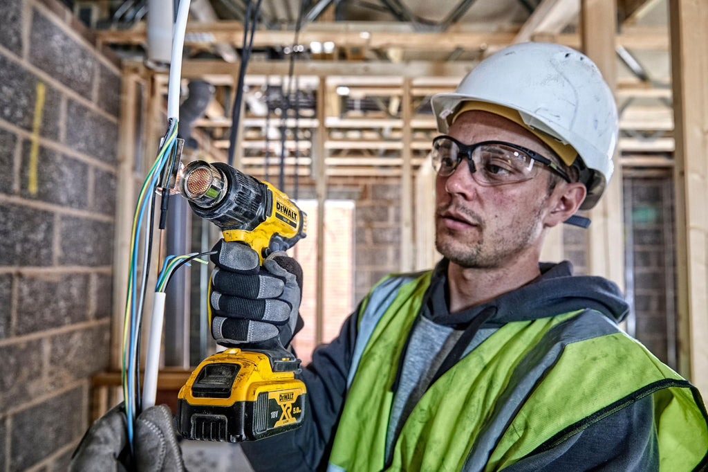 Dewalt 18 Volt Akku-Heißluftpistole DCE530N (2 Gebläse- und Temperaturstufen, arretierbarer Schalter für Dauerbetrieb, standfeste Stellfläche, Flächen- und Reflektordüse, ohne Akku und Ladegerät)