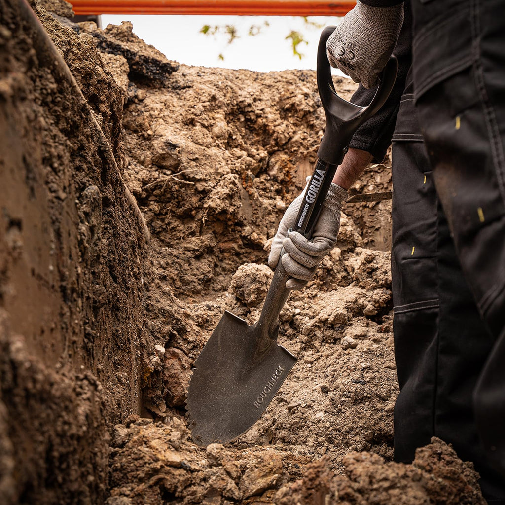 Roughneck Gorilla Scharfkantige Mikroschaufel, Robustes Rundblatt, kurzer Stiel zum Schneiden, Graben und Öffnen von Schüttgutsäcken in kleinen, kompakten Räumen – 690 mm (27 Zoll)