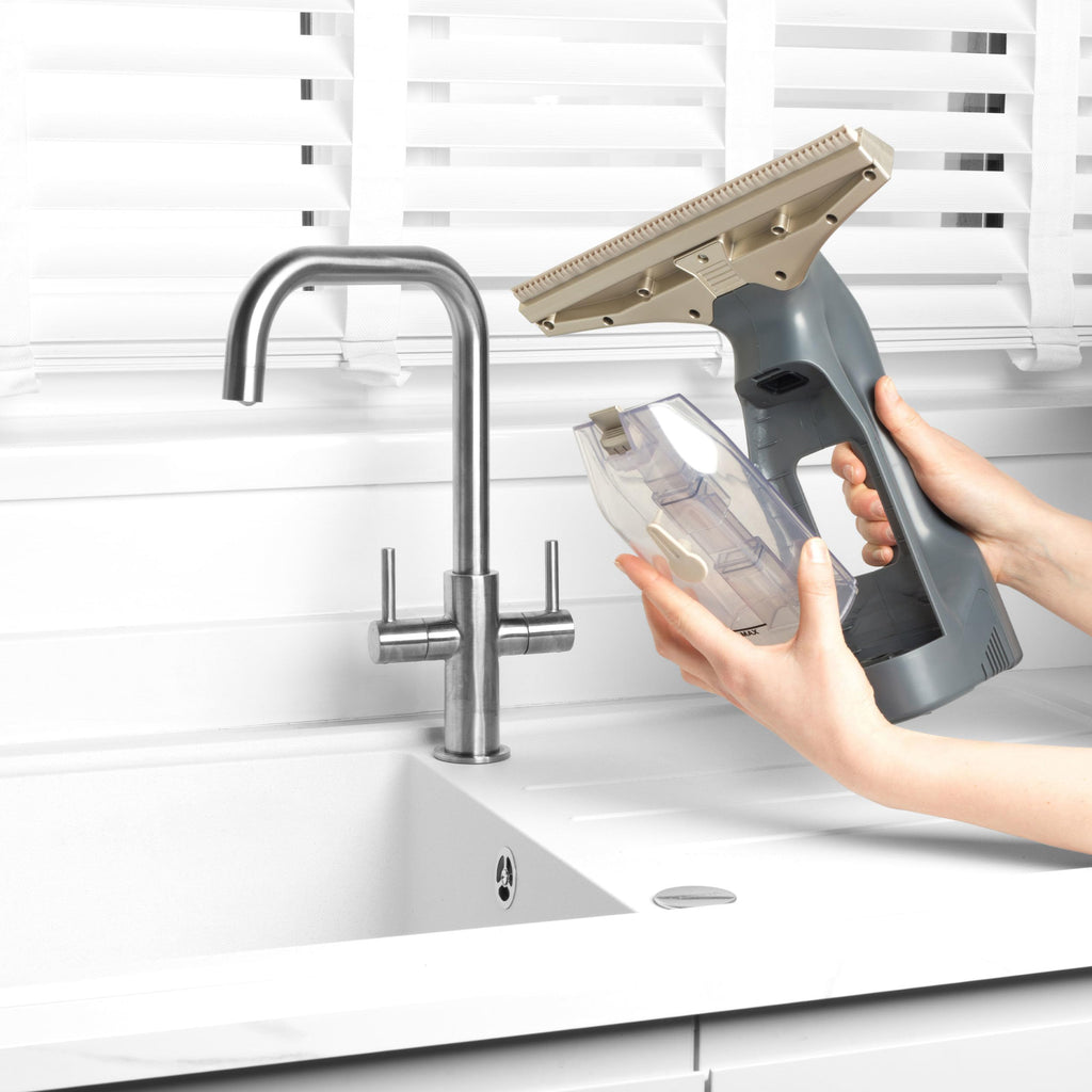 Beldray Akku-Fenstersauger+ – Handheld & wiederaufladbar, streifenfreie Reinigung, Spiegel- und Glasreinigung, 100 ml Abnehmbarer Wassertank, inklusive Sprühflasche und Wischpad, Titan, BEL01985VDE