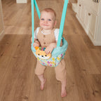 Infantino Music & Lights 2-in-1-Türschaukel, Anregende Aktivitätsschaukel für Babys mit bewegungsgesteuerten Geräuschen, Fuchs