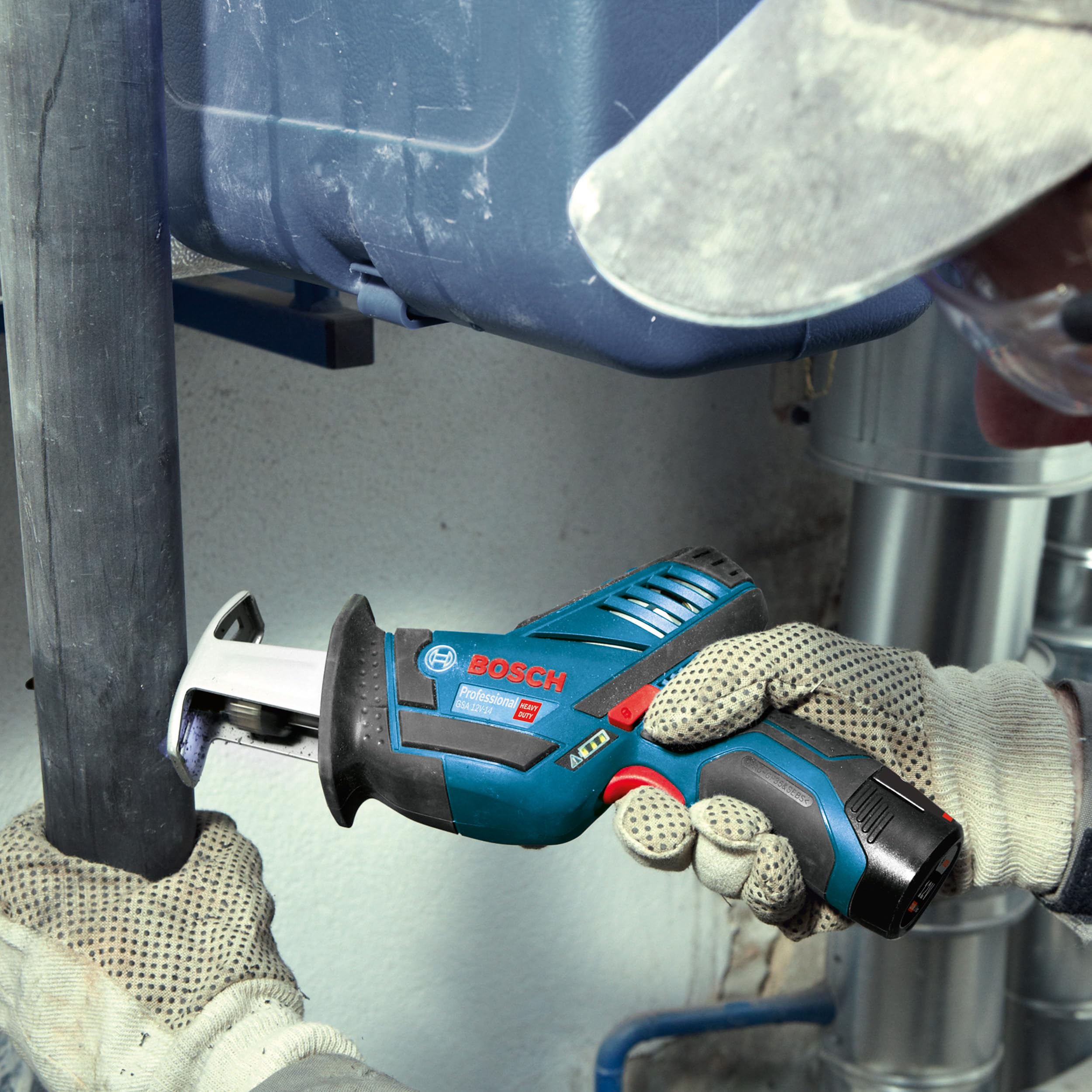 Bosch Professional 12V System Akku Säbelsäge GSA 12V-14 (Schnitttiefe Holz/Metallprofile: 65/50mm, inkl. 2 Sägeblätter, ohne Akku/ Ladegerät)