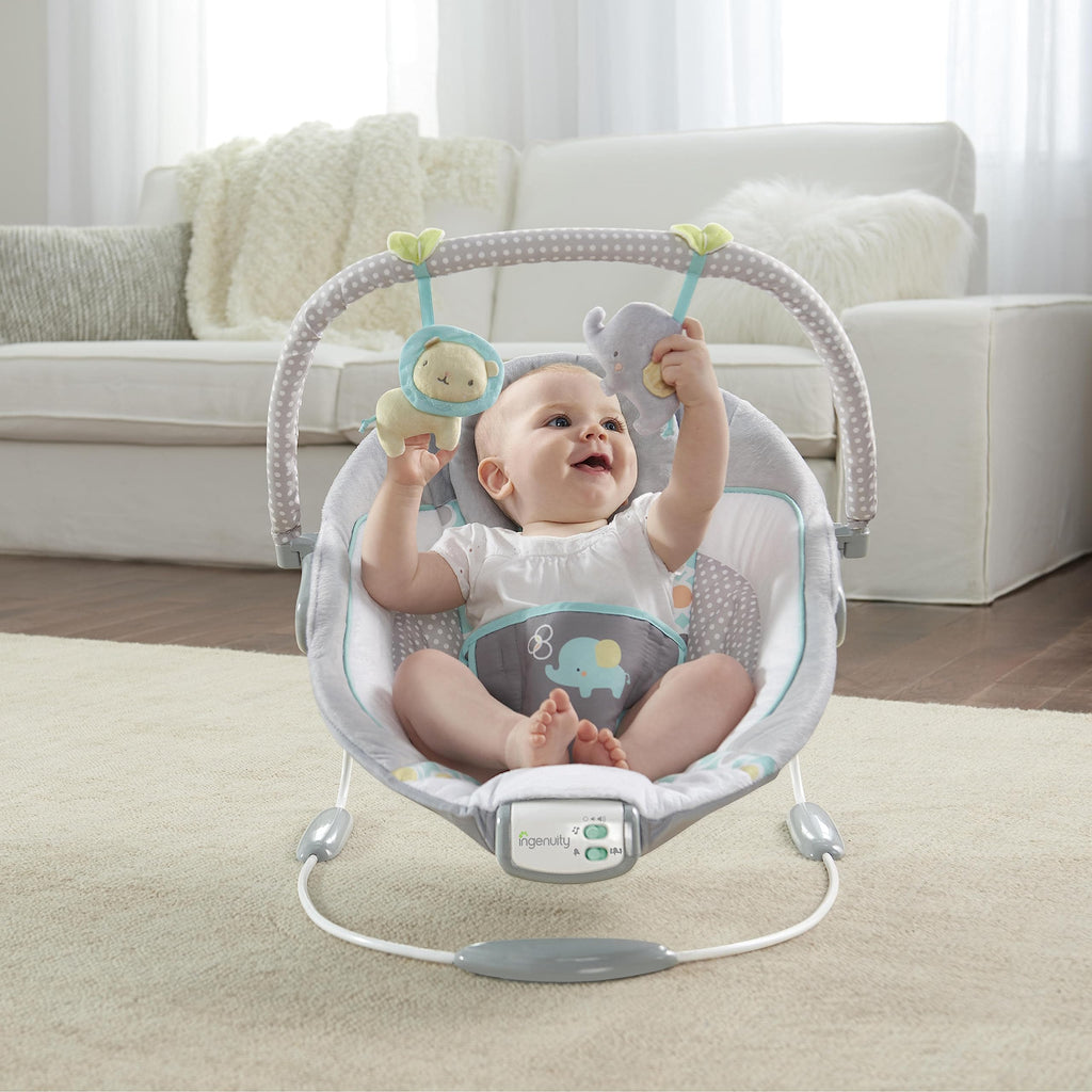 Ingenuity, Babywippe Babyschaukel Morrison mit beruhigenden Vibrationen & 8 Melodien, Spielbogen mit 2 Spielzeugen, Lautstärkeregler, gepolsterter Kopfstütze, 3-Punkte-Gurt, ab der Geburt bis 9kg
