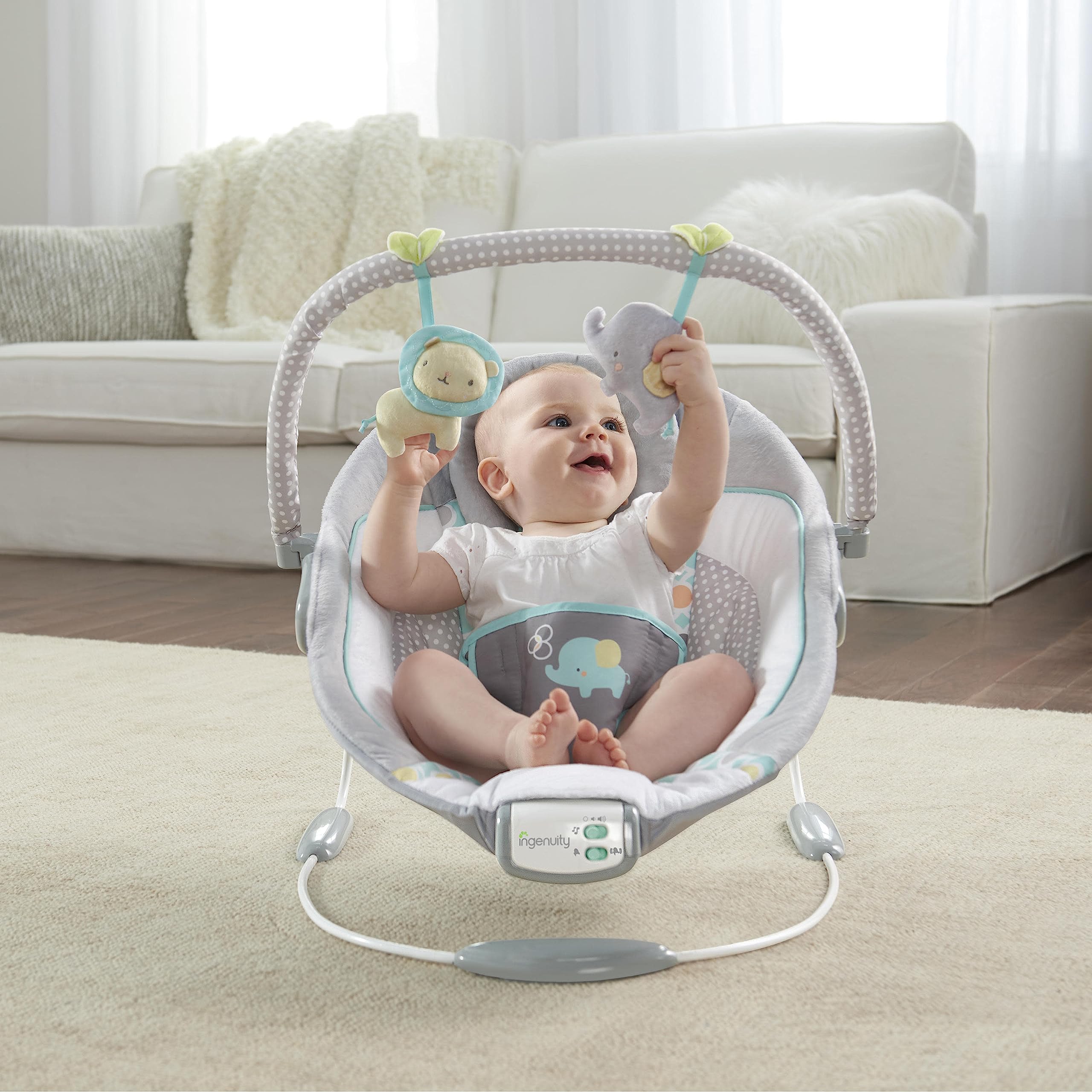 Ingenuity, Babywippe Babyschaukel Morrison mit beruhigenden Vibrationen & 8 Melodien, Spielbogen mit 2 Spielzeugen, Lautstärkeregler, gepolsterter Kopfstütze, 3-Punkte-Gurt, ab der Geburt bis 9kg