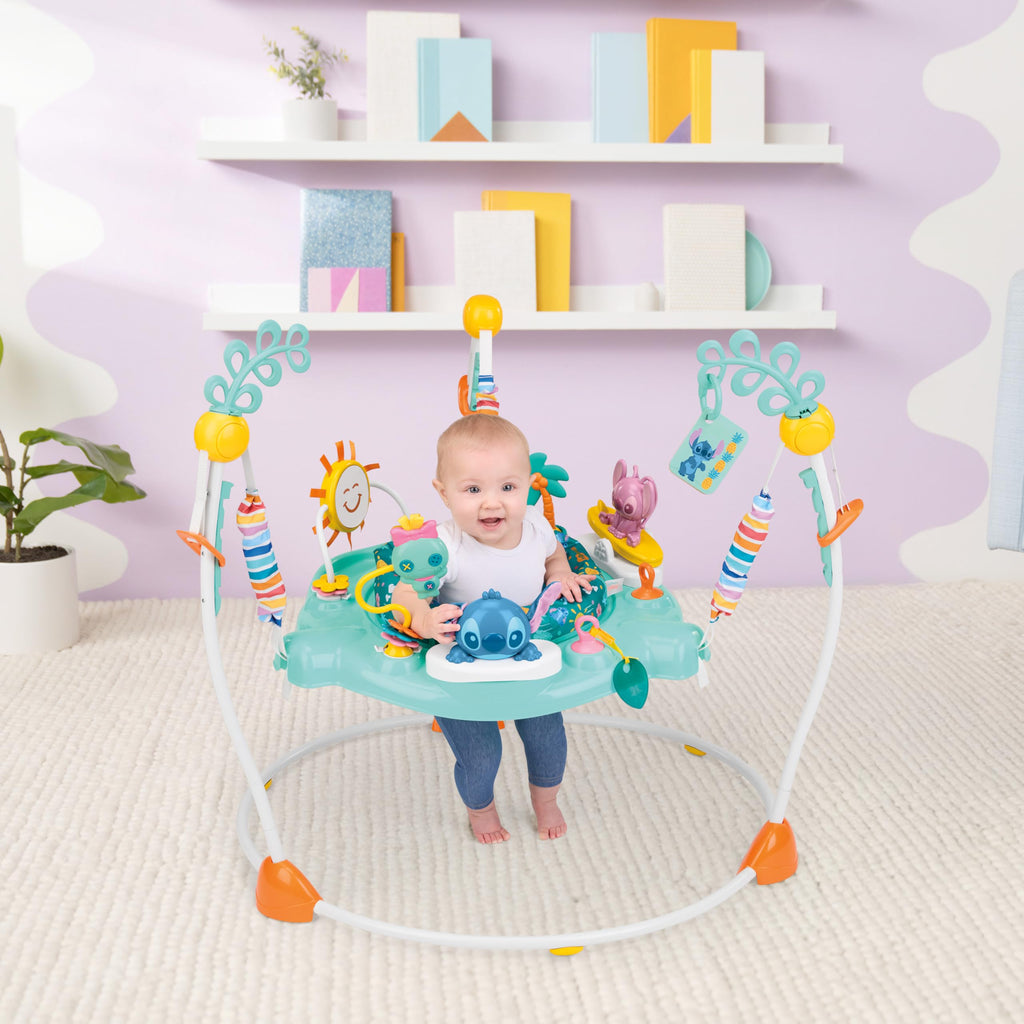 Bright Starts Disney Stitch Little Ohana Baby-Aktivitätshopser mit interaktiven Spielzeugen, Baby Bouncer Lichtern und Musik mit Stitch, Angel und Scrump, 6–12 Monate (blau)