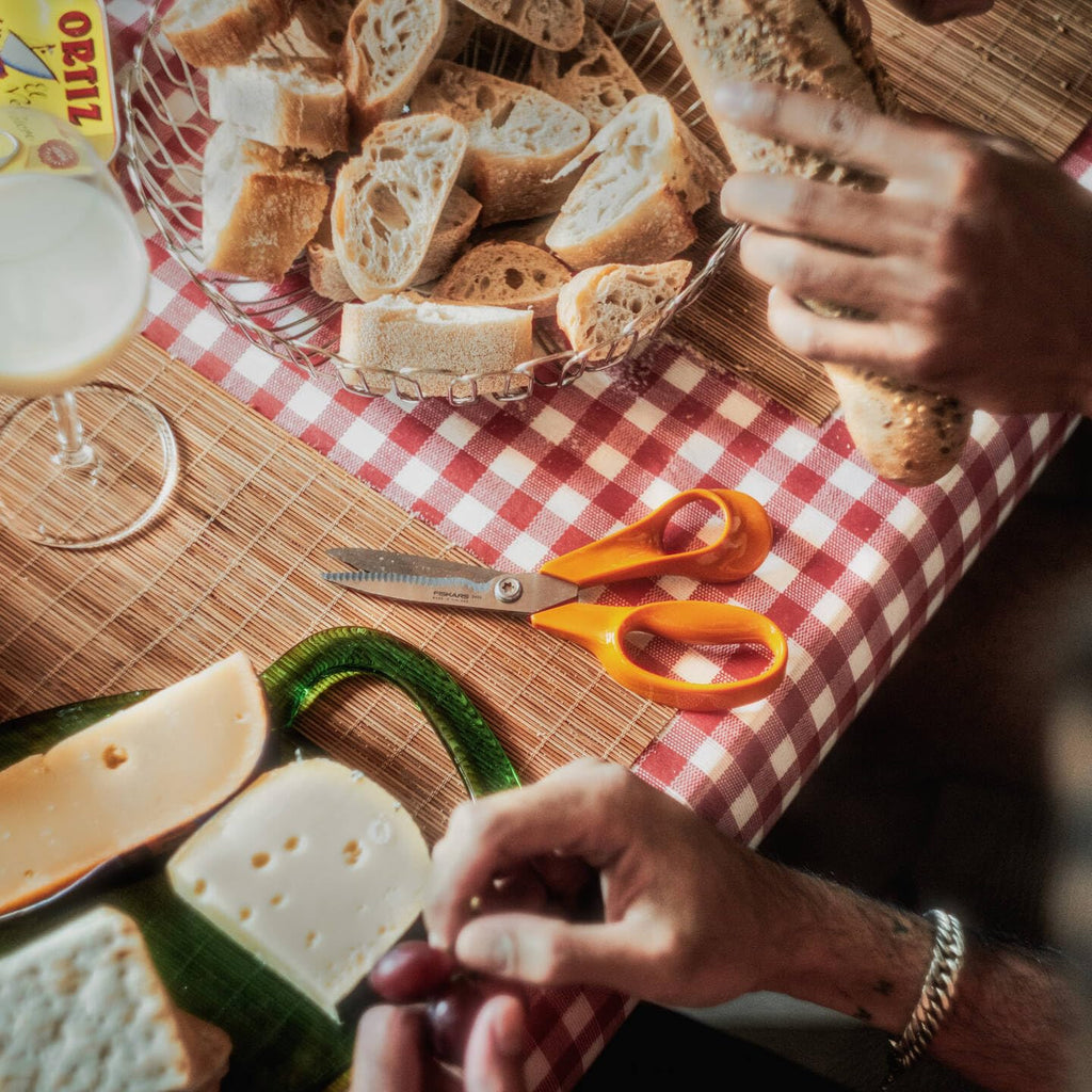 Fiskars Classic Küchenschere, Gezahnte Klingen, Rechtshändig, Gesamtlänge: 18.7 cm, Verbesserte Torx-Schraube und ergonomischerer Griff, Qualitätsstahl/Kunststoff, Orange, 1075051
