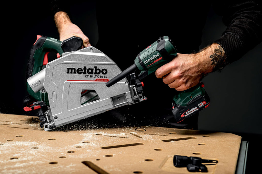 metabo Akku-Blaspistole BP 18 LTX BL - 18V, Brushless Motor, 0.7 m³/min Luftmenge, 122 m/s Luftgeschwindigkeit, LED-Arbeitslicht - Vielseitig für Reinigen, Ausblasen, Aufpumpen und Entlüften
