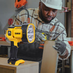 DEWALT Akku-LED-Strahler / Baustellenstrahler (18 V, max. 1.000 Lumen, max. 400 m Distanz, drei weiße und ein abgesoftete rote LED, drehbarer Lampenkopf, Lieferung ohne Akku und Ladegerät), DCL043