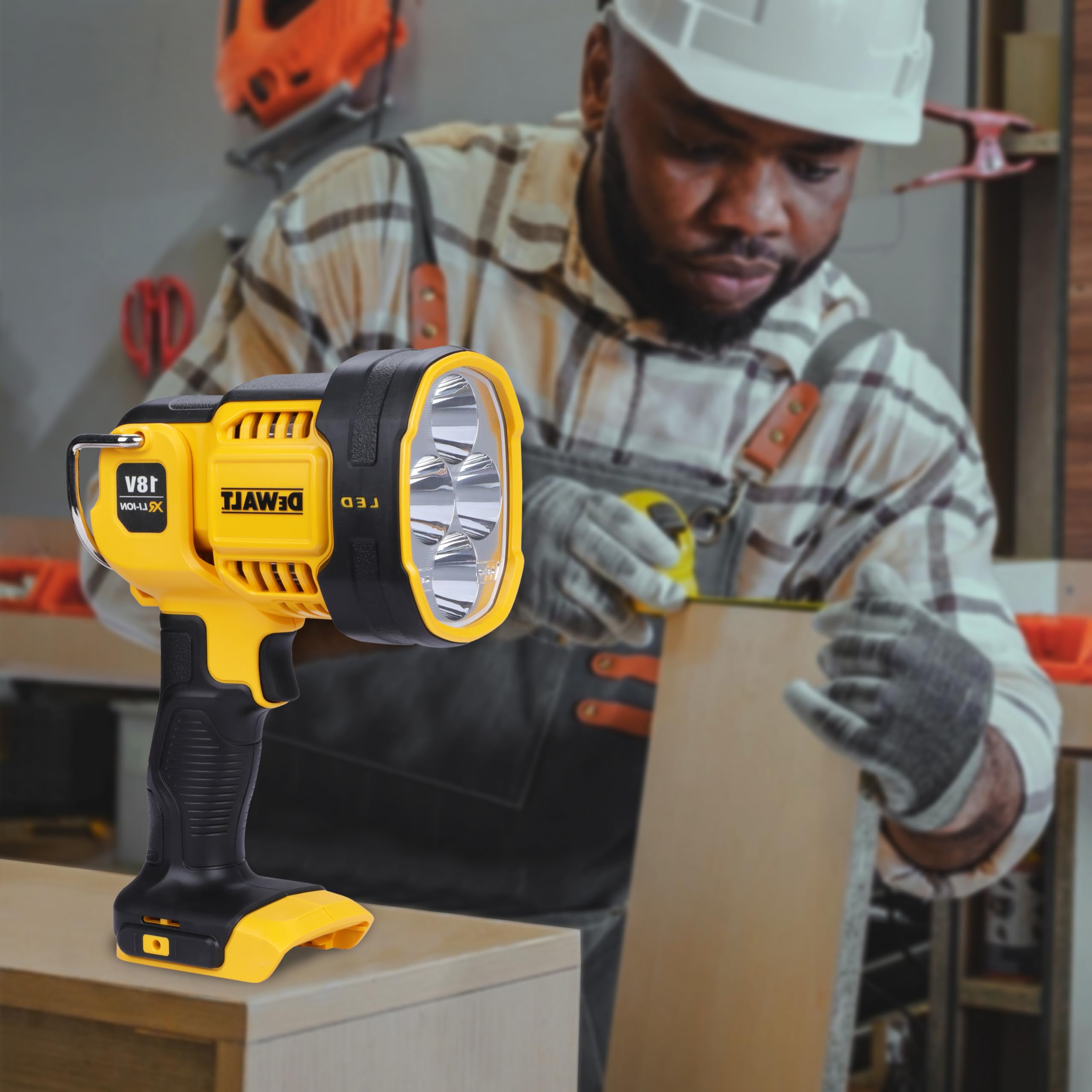 DEWALT Akku-LED-Strahler / Baustellenstrahler (18 V, max. 1.000 Lumen, max. 400 m Distanz, drei weiße und ein abgesoftete rote LED, drehbarer Lampenkopf, Lieferung ohne Akku und Ladegerät), DCL043