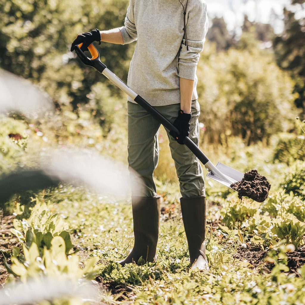 Fiskars Gärtnerspaten für harte, steinige Böden, Spitz, Länge: 120 cm, Verstärktes Borstahl-Blatt, Schwarz/Orange, Xact, 1066729
