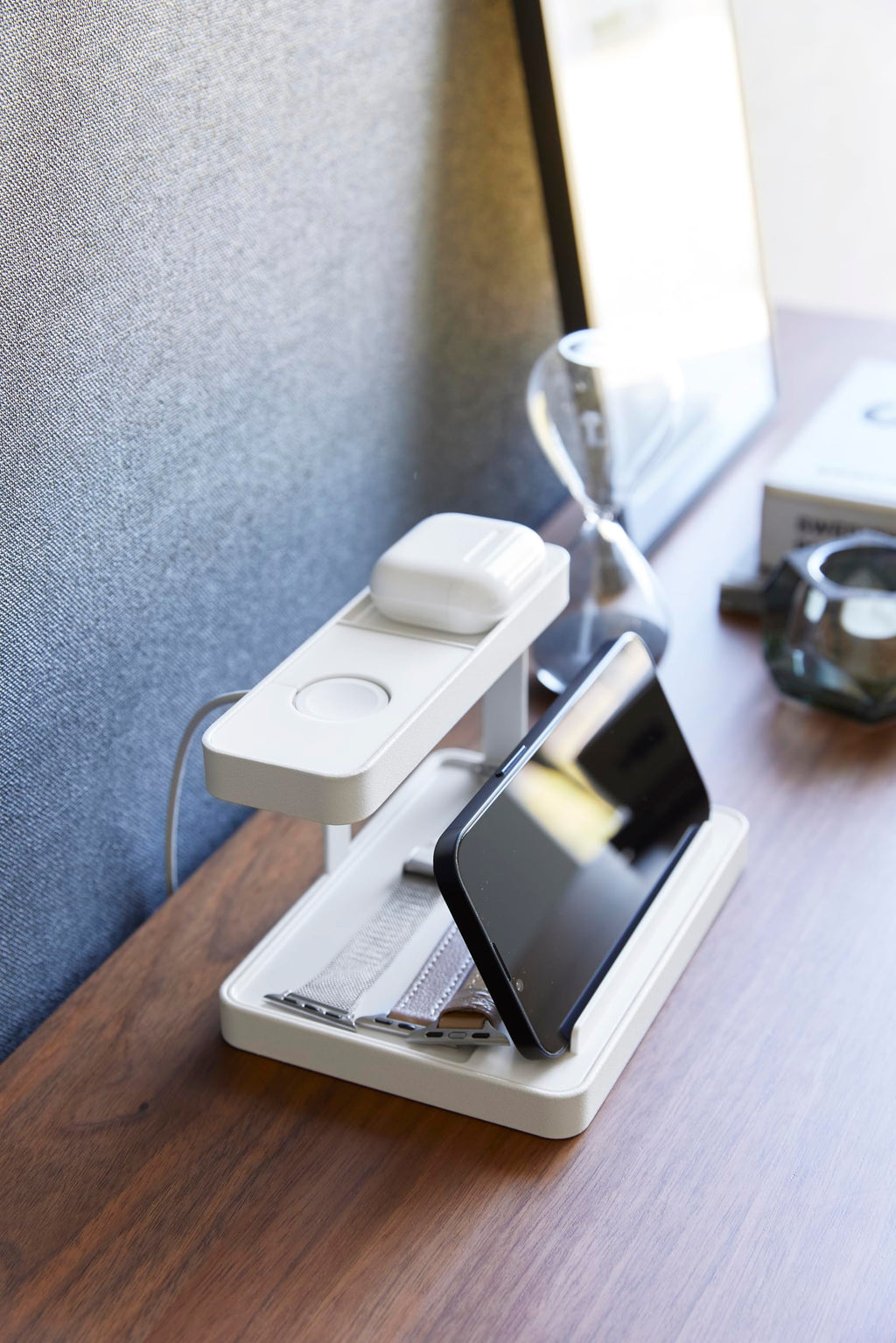 Yamazaki 1871 TOWER Smartphone & Device Charging Stand, white, Steel/ABS Resin/Silicone, 16 x 11.6 x 10 cm