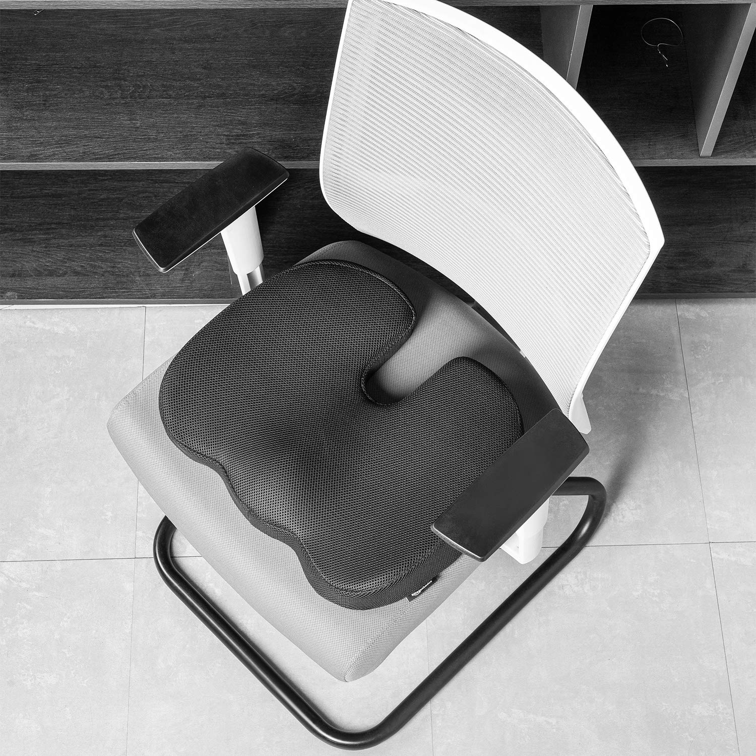 Amazon Basics Rechteckig Memoryschaum-Sitzkissen für Bürostühle, Schwarz, 45 X 35.8 X 7.1 cm