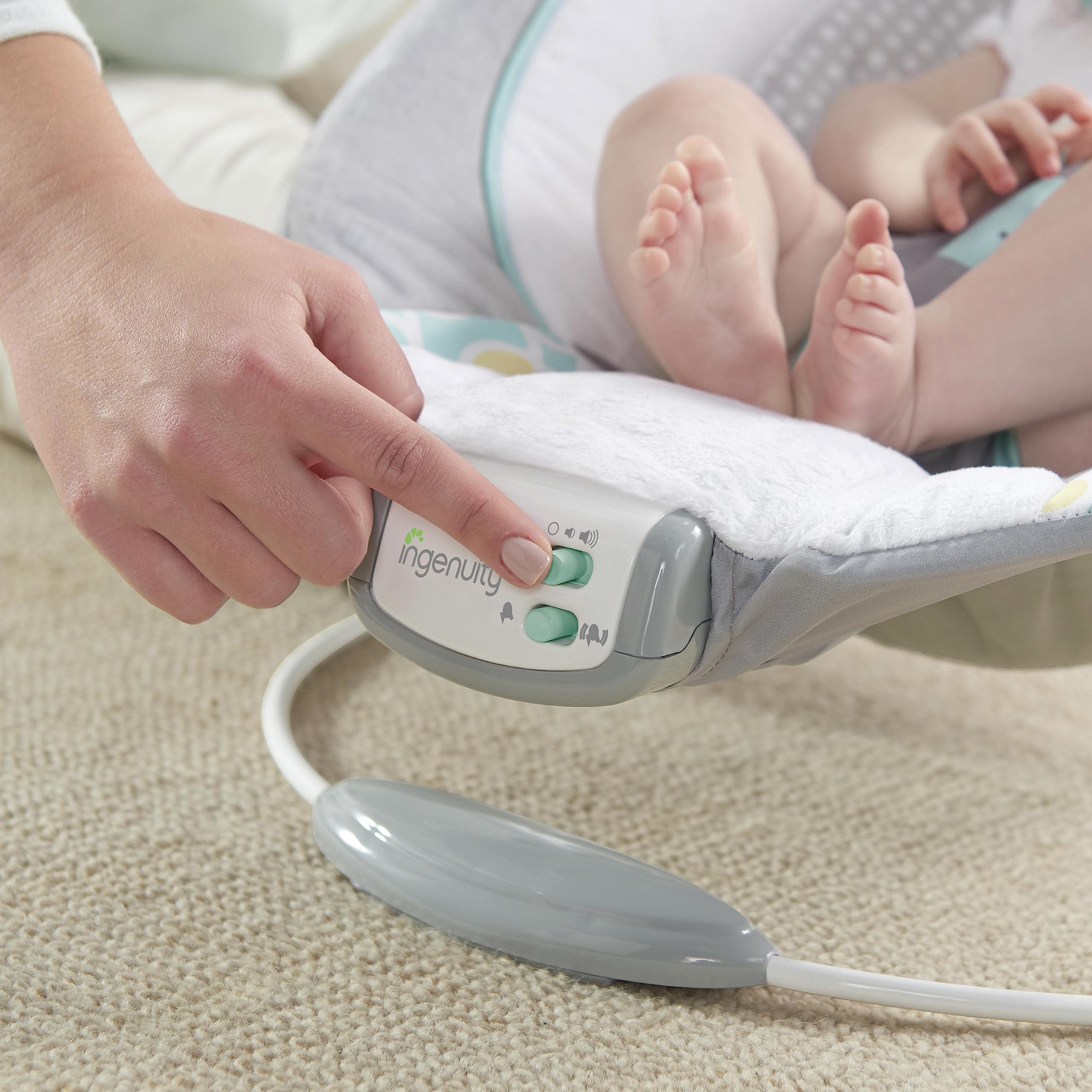 Ingenuity, Babywippe Babyschaukel Morrison mit beruhigenden Vibrationen & 8 Melodien, Spielbogen mit 2 Spielzeugen, Lautstärkeregler, gepolsterter Kopfstütze, 3-Punkte-Gurt, ab der Geburt bis 9kg