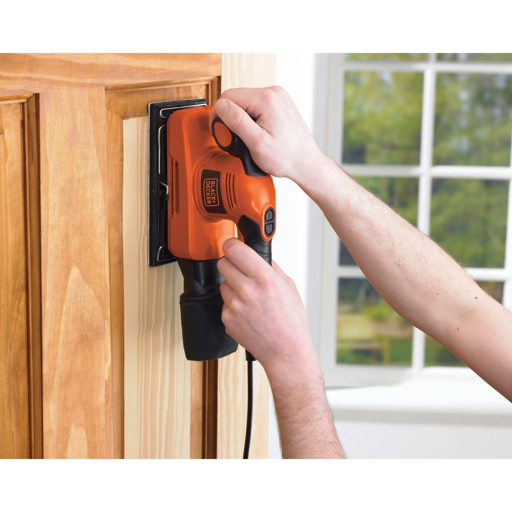 BLACK+DECKER Schwingschleifer (ideal zum Schleifen von großen Flächen, ergonomischer Softgriff, integrierter Staubabsaugung, variable Geschwindigkeit, inkl. 5x Schleifpapier & Koffer) KA320EKA-QS