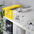 Leitz Click & Store Aufbewahrungsbox mit Deckel Mittel-Groß, Box für Unterlagen bis A4 im Büro u. Haushalt, Transportbox aus 85 % recycelter Premium-Hartpappe, Stabile Metallgriffe, Gelb, 60440016