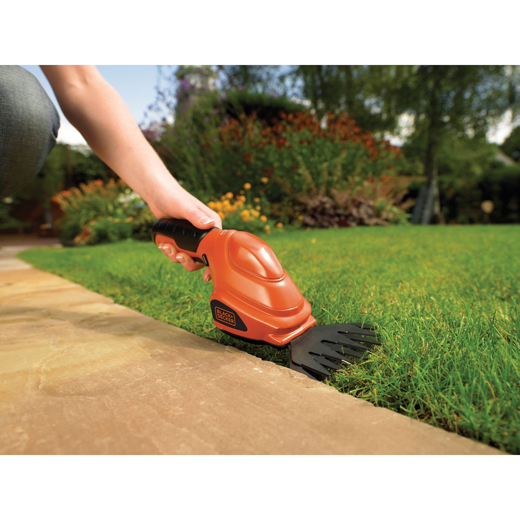 Black+Decker Akku-Grasschere GSL200 (3,6V Li-Ion, kompakte Rasenschere zur Rasenpflege, Akku-Laufzeit ca. 45 min, Einschaltsperre, inkl. Ladestation mit Ladekabel, LED-Ladeanzeige)