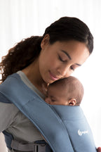 Ergobaby Embrace Babytrage für Neugeborene ab Geburt Extra Weich, Bauchtrage Baby-Tragetasche Ergonomisch, Oxford-Blau, 1 Stück (1er Pack)
