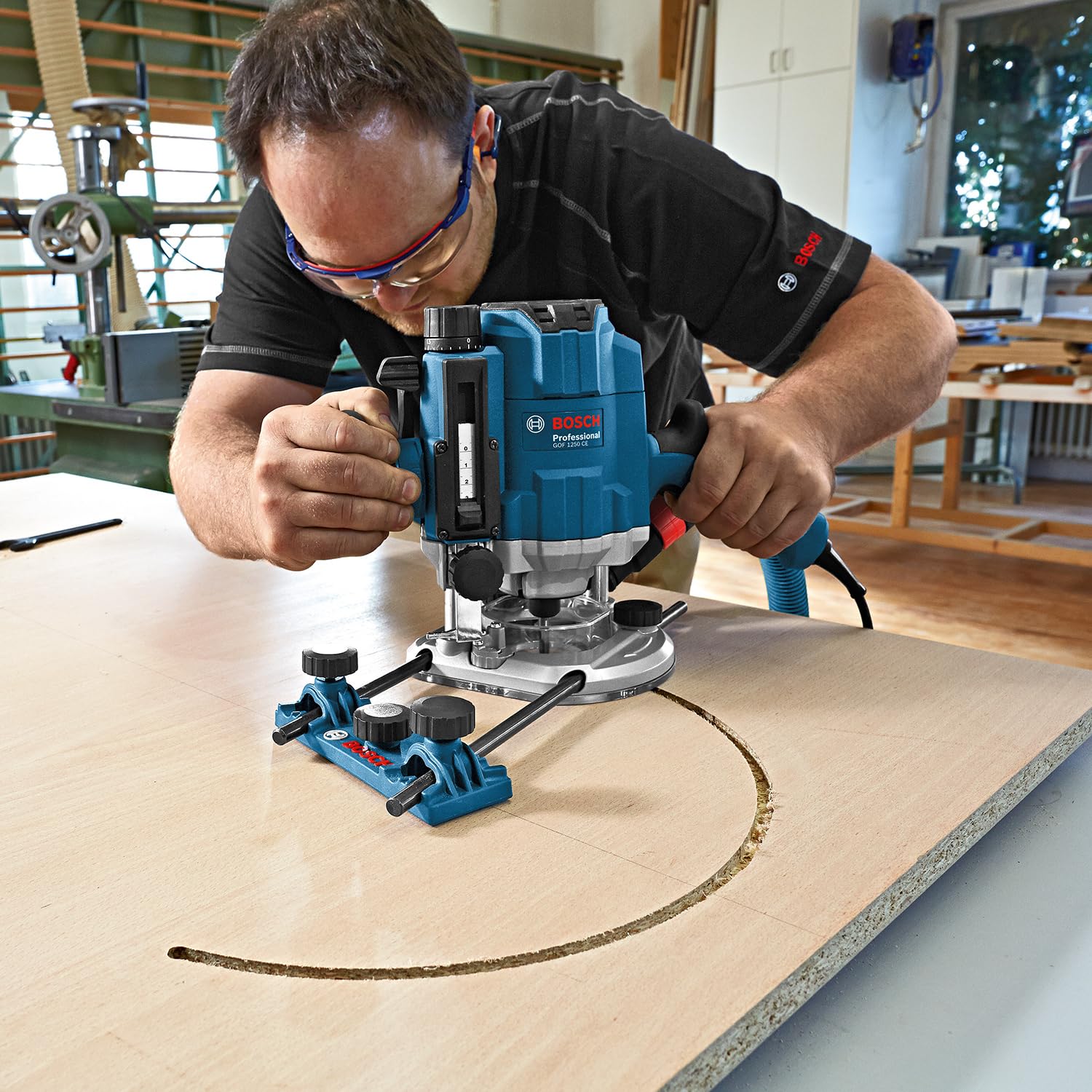 Bosch Professional Oberfräse GOF 1250 CE (inkl. Maulschlüssel 19 mm, Parallelanschlag mit Feineinstellung, Kopierhülsenadapter, Spannzange, L-BOXX)