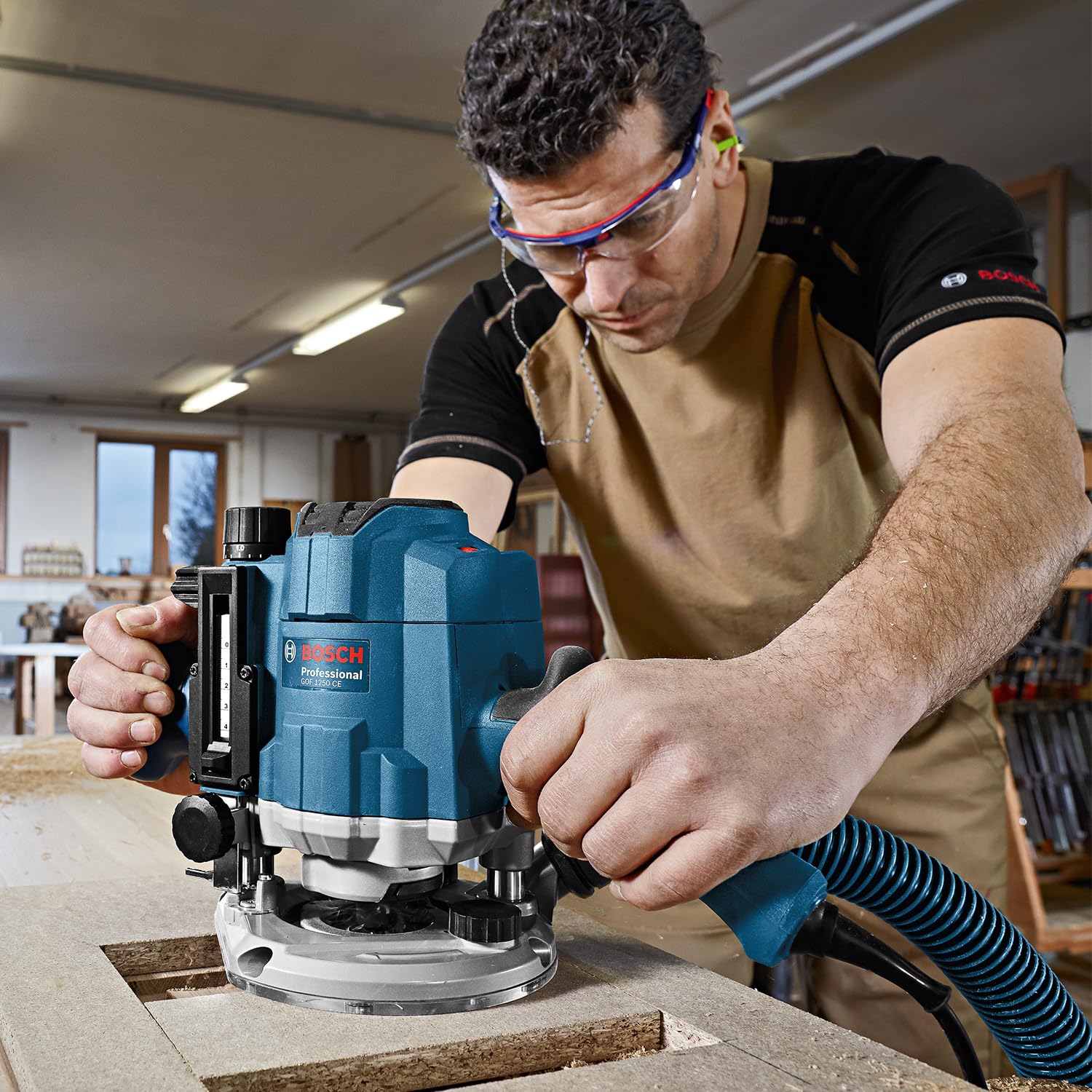 Bosch Professional Oberfräse GOF 1250 CE (inkl. Maulschlüssel 19 mm, Parallelanschlag mit Feineinstellung, Kopierhülsenadapter, Spannzange, L-BOXX)