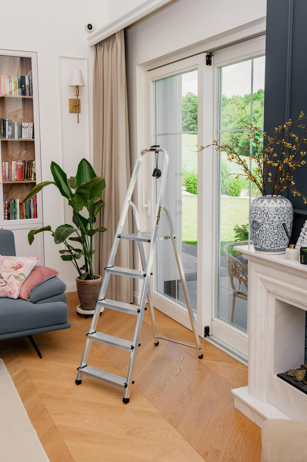 DRABEST Trittleiter klappbar Aluleiter 5 Stufen Stufenleiter Haushaltsleiter Belastbar bis 125 kg Stehleiter kostenloser Haken