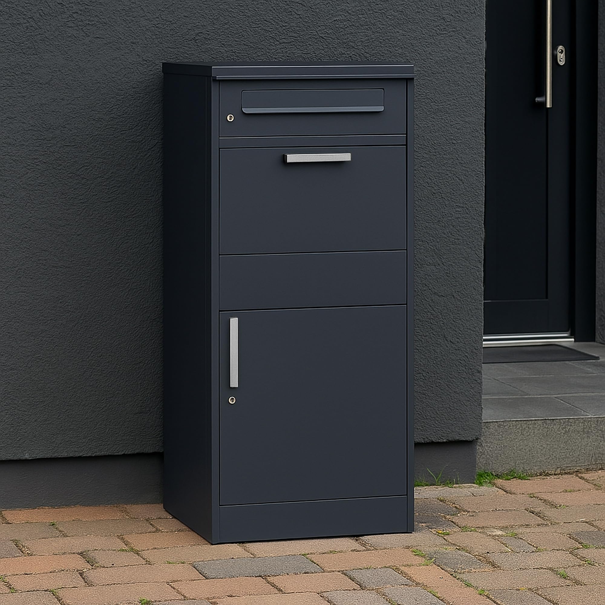 Zelsius Briefkasten mit Paketfach Neptun | pulverbeschichteter Stahl mit Edelstahl Elementen | RAL7016 Anthrazit | integrierte Rückholsperre | Bodenmontage | Paketbriefkasten, Paketbox, Parcel Box