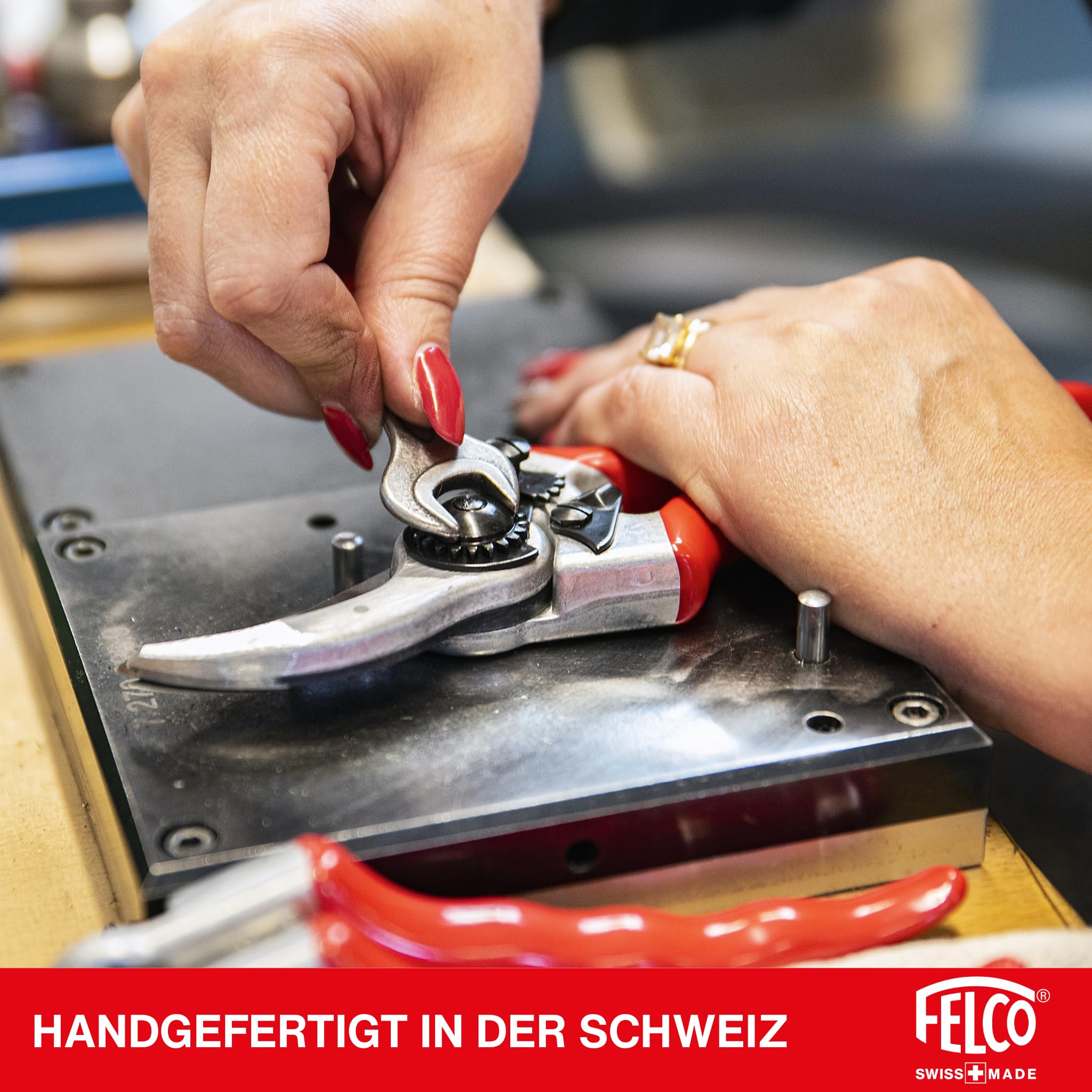 FELCO 8 Bypass-Gartenschere für Rechtshänder, ergonomisch für große Hände, 52 mm Stahlklinge, 25 mm Schnittdurchmesser, Stoßdämpfer, geschmiedete Aluminiumgriffe, abgewinkelter Schneidkopf, Swiss Made