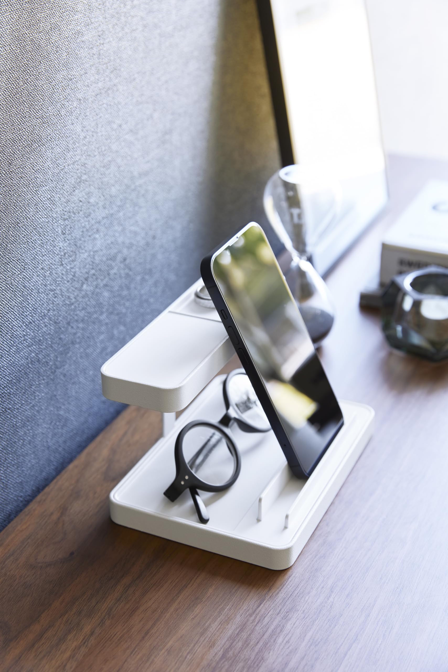 Yamazaki 1871 TOWER Smartphone & Device Charging Stand, white, Steel/ABS Resin/Silicone, 16 x 11.6 x 10 cm