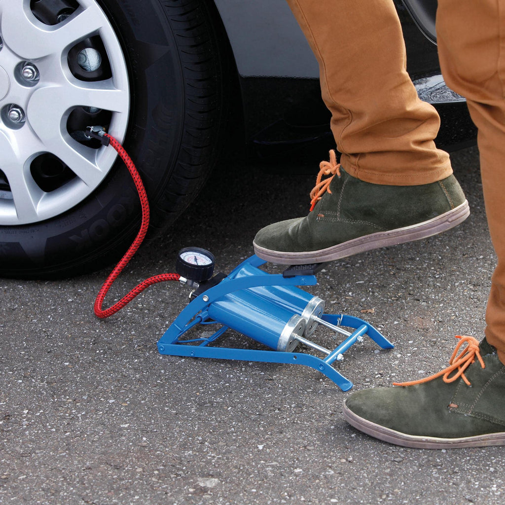 cartrend Einzylinder Fußluftpumpe, für Auto- und Fahrradreifen sowie andere Objekte, inkl. Standard- und Spezialadapter, Manometer bis 7 bar, 0,4 l Volumen je Hub, Schlauchlänge ca. 50 cm