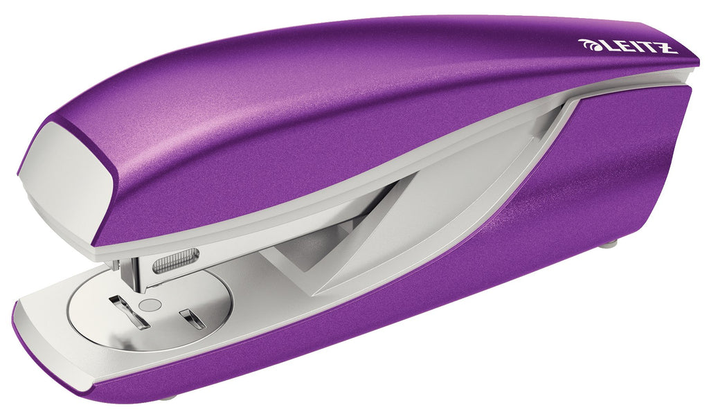 Leitz Heftgerät, 30 Blatt Tacker mit 200 Heftklammern, Hefter aus Metall mit Kunststoffelementen, WOW Serie, Violett, 55021062