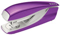 Leitz Heftgerät, 30 Blatt Tacker mit 200 Heftklammern, Hefter aus Metall mit Kunststoffelementen, WOW Serie, Violett, 55022062