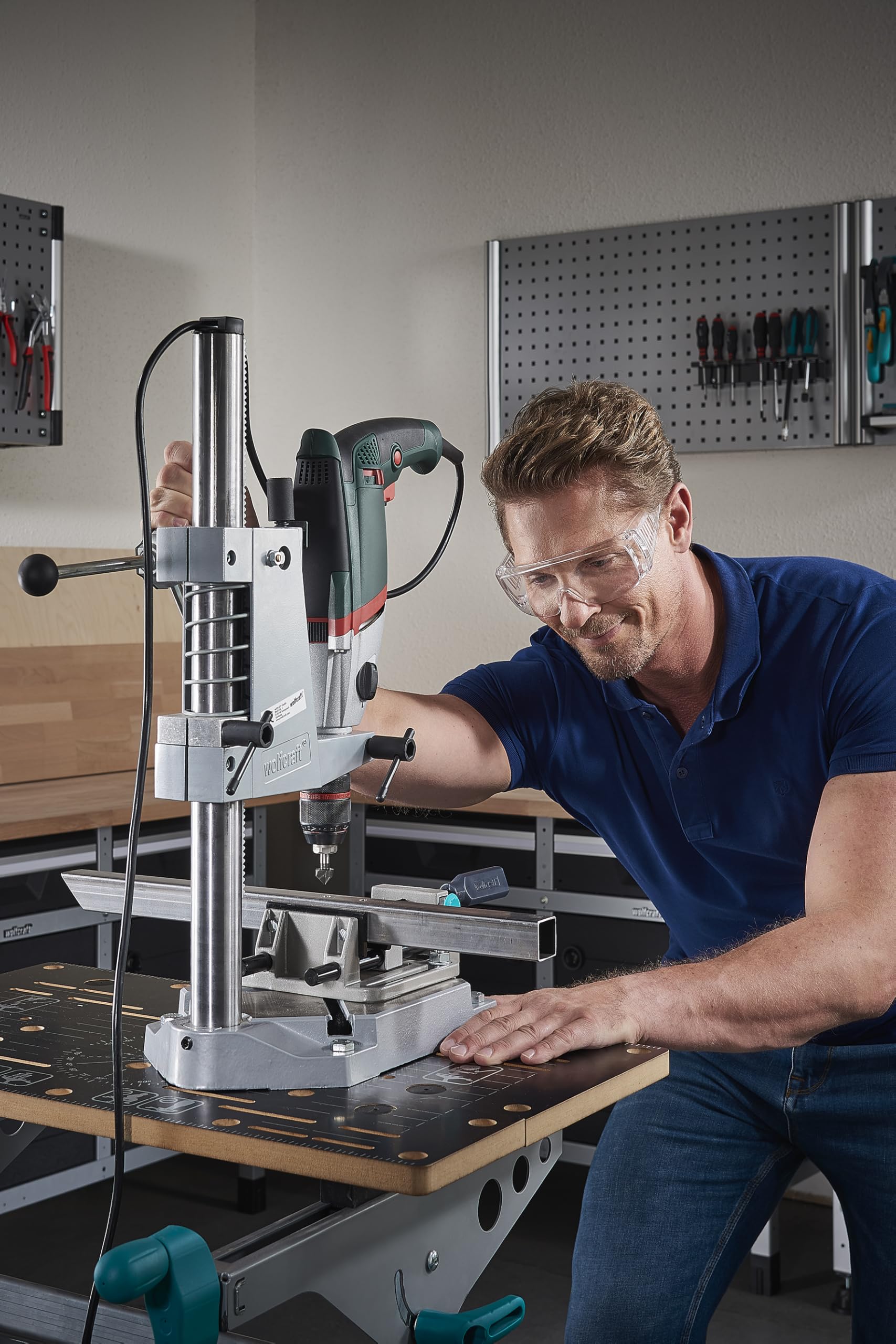 wolfcraft Bohrständer - Verstellbare Halterung für Bohrmaschinen - zum exakten & sicheren Bohren auf Flächen, Leisten & Rundmaterial - 5027000