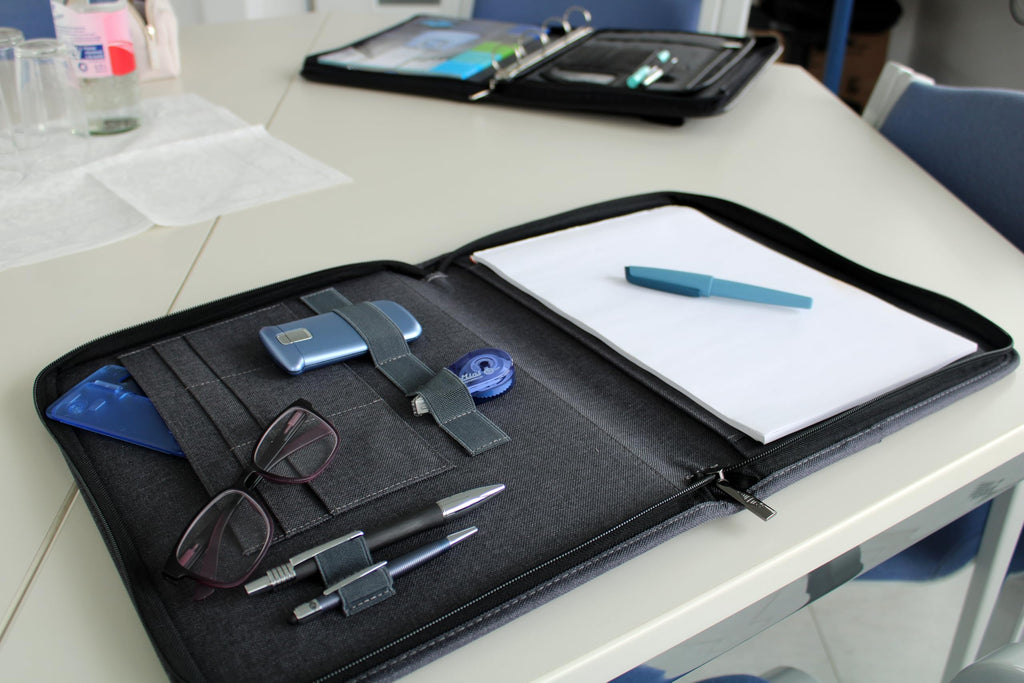 WEDO A4 Schreibmappe mit Reißverschluss – universelle Writing Case & Organizer – Einschub von vier Seiten (auch für Linkshänder) – zahlreiche Fächer & Stifthalter – Polyester, grau