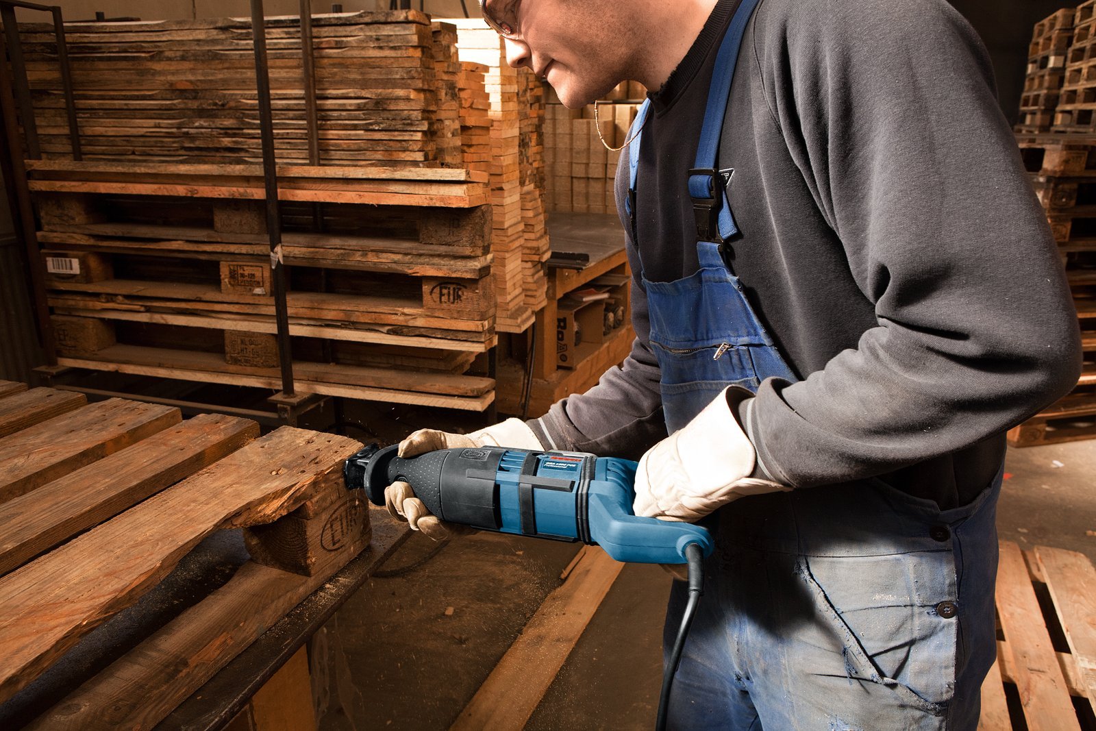 Bosch Professional Säbelsäge GSA 1300 PCE (Leistung 1.300 Watt, max. Schnitttiefe: 230mm, mit SDS und Constant Electronic, inkl. 2 Sägeblätter (Holz/Metall), Handwerkoffer)