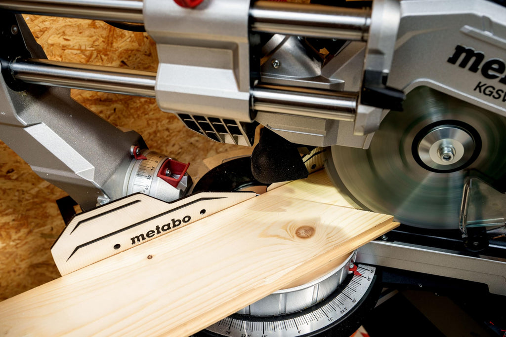 metabo Kappsäge KGSV 216 MC - 1200 W, 216 mm Sägeblatt - Mit Zugfunktion, LED-Schnittlinie, variable Drehzahl, beidseitig neigbar, kompakt, exakte Schnitte, Spanabsaugung - Für Holz, Alu, Kunststoff