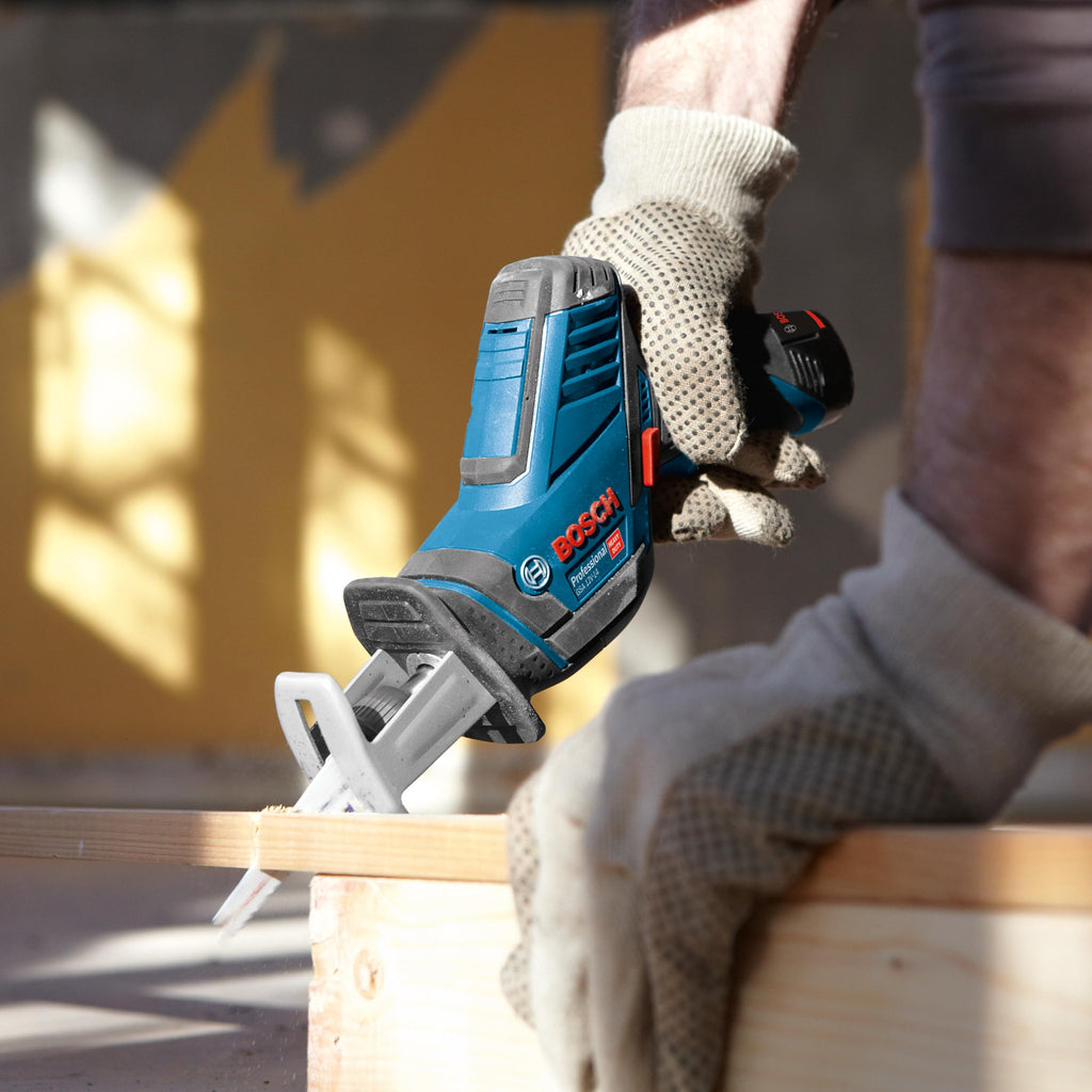 Bosch Professional 12V System Akku Säbelsäge GSA 12V-14 (Schnitttiefe Holz/Metallprofile: 65/50mm, inkl. 2 Sägeblätter, ohne Akku/ Ladegerät)