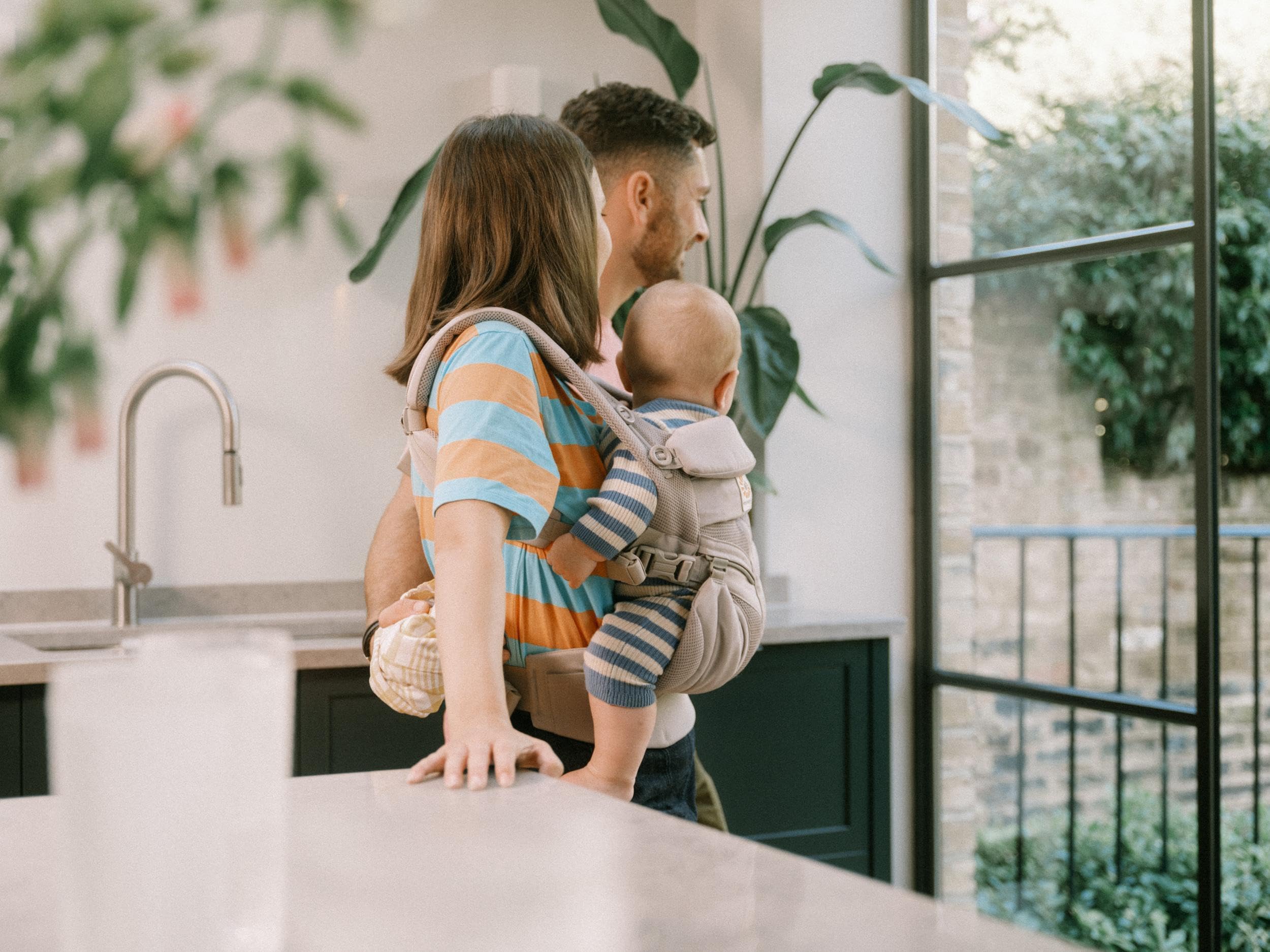 Ergobaby Babytrage für Neugeborene bis zum Kleinkind, 4-Positionen Omni 360 Cool Air Mesh Pearl Grey, Ergonomische Baby-Tragetasche Bauchtrage Rückentrage