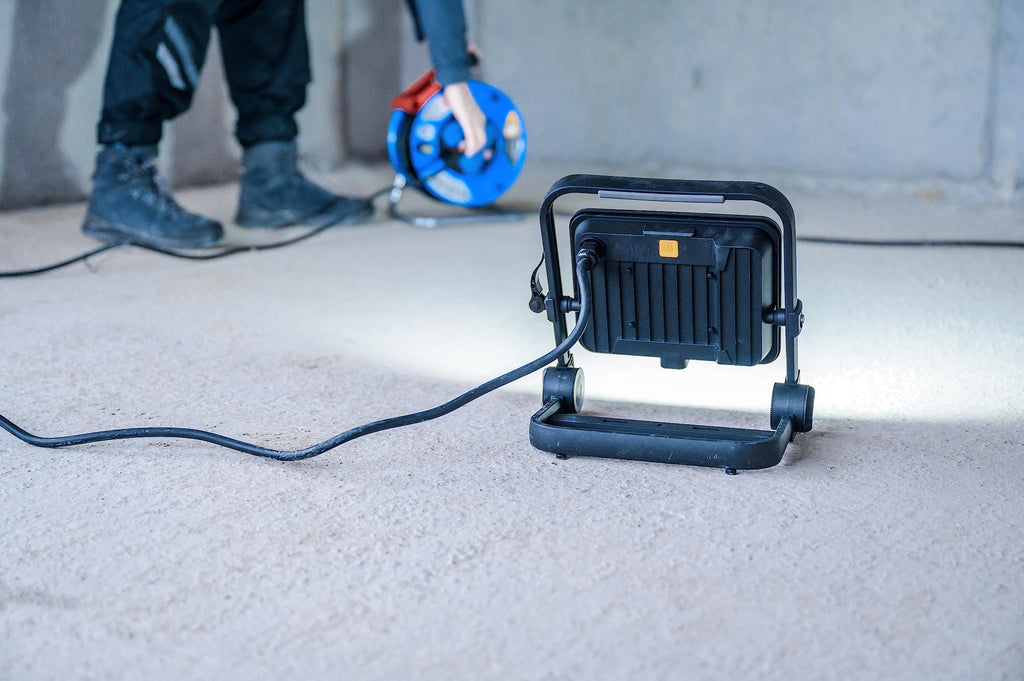 Brennenstuhl LED Baustrahler JARO 7060 M (50W, 5800lm, 6500K, IP65, 5m Kabel, dimmbar, LED Arbeitsstrahler mit Schnellspannverschluss)