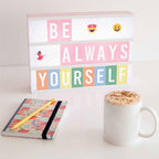 BONNYCO Light Box Rosa A4 mit 400 Buchstaben, Emojis, 2 Stifte, USB, Ä Ö Ü ß Enhalten. Pink Led Lightbox Buchstaben Geschenk für Frauen, Mädchen. Led Leuchtkasten Kinder Schlafzimmer, Wohnzimmer Deko