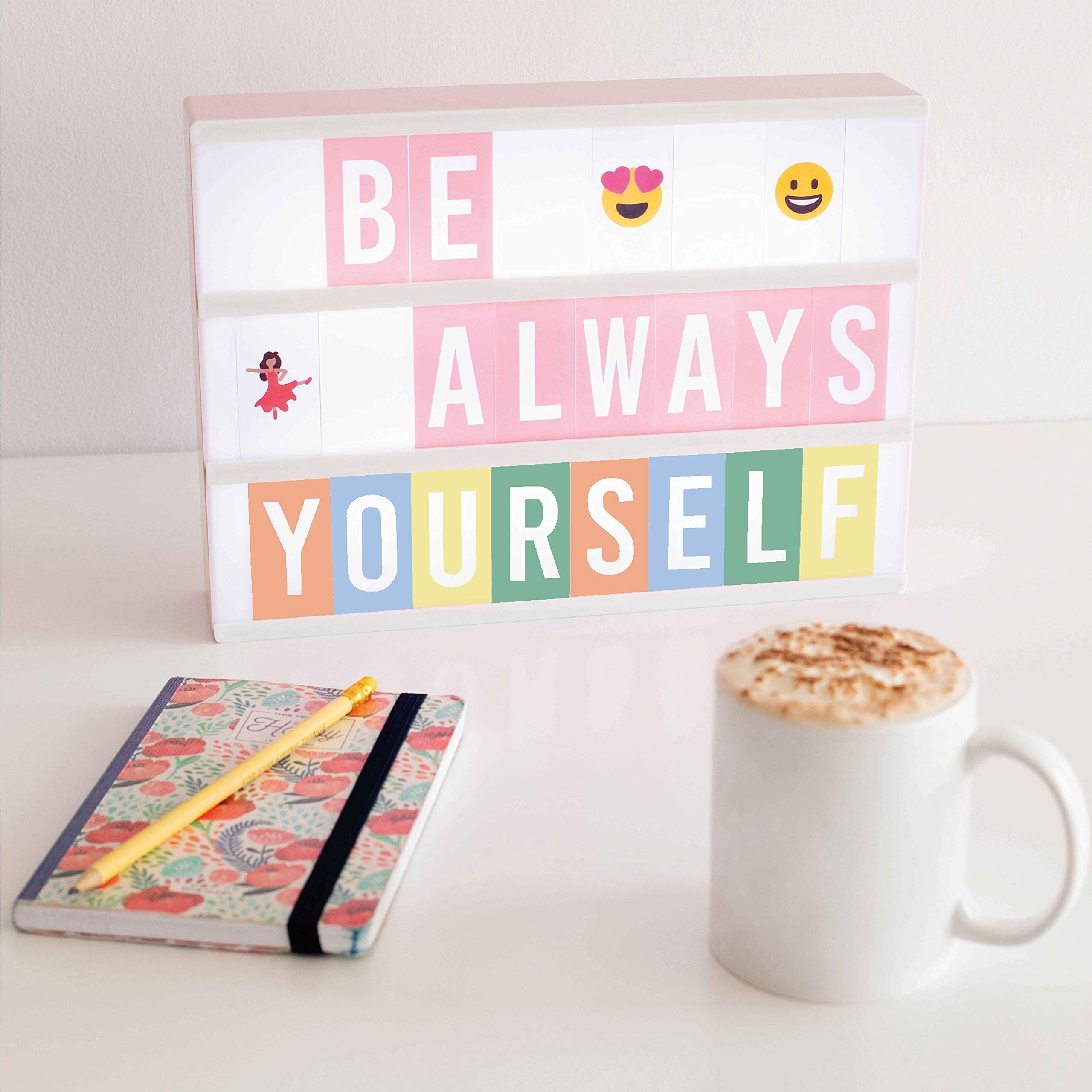 BONNYCO Light Box Rosa A4 mit 400 Buchstaben, Emojis, 2 Stifte, USB, Ä Ö Ü ß Enhalten. Pink Led Lightbox Buchstaben Geschenk für Frauen, Mädchen. Led Leuchtkasten Kinder Schlafzimmer, Wohnzimmer Deko
