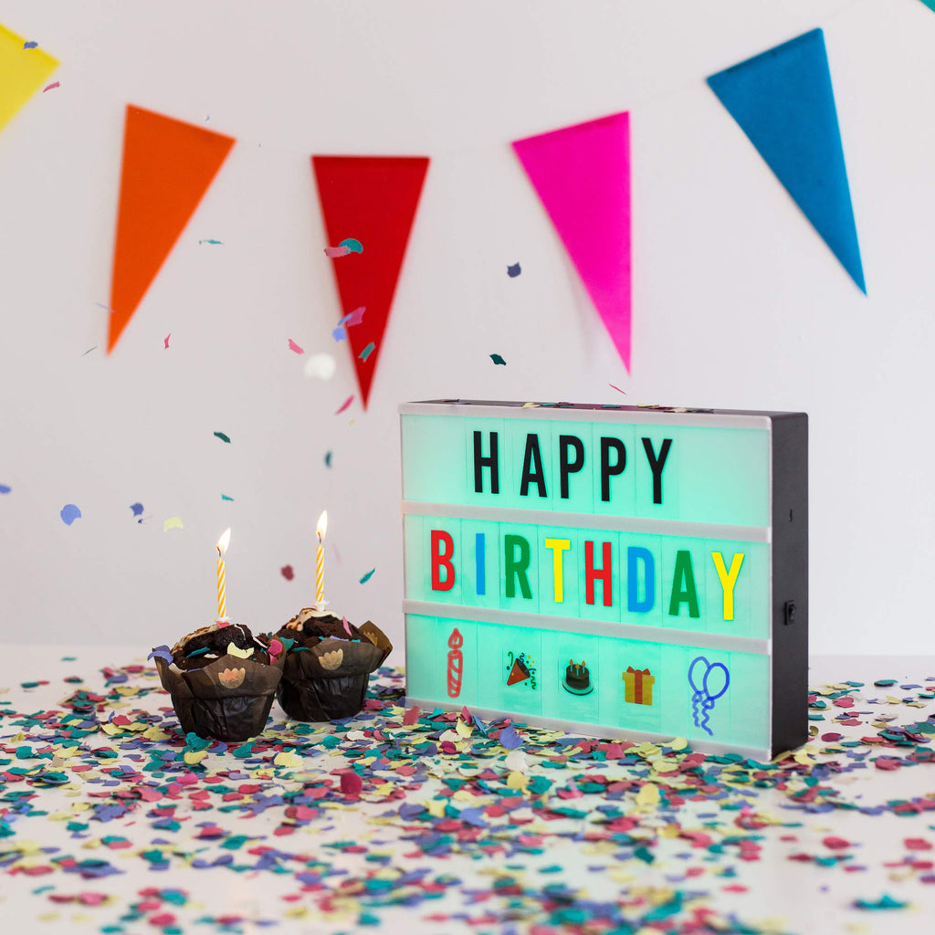 BONNYCO Light Box mit Farbwechsel, 400 Buchstaben, Emojis, 2 Stifte, USB, Ä Ö Ü ß Enthalten. Led Lichtkasten Buchstaben 16 Farben mit Programme, Led Leuchtkasten Schlafzimmer Wohnzimmer Deko Geschenk