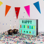 BONNYCO Light Box mit Farbwechsel, 400 Buchstaben, Emojis, 2 Stifte, USB, Ä Ö Ü ß Enthalten. Led Lichtkasten Buchstaben 16 Farben mit Programme, Led Leuchtkasten Schlafzimmer Wohnzimmer Deko Geschenk