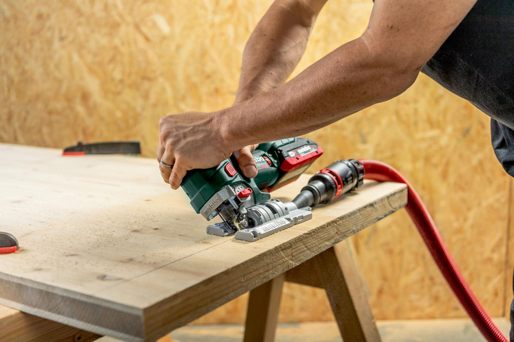 metabo Akku-Stichsäge STA 18 LTX 150 BL - 18 V, 150 mm Schnitttiefe Holz, 4 Pendelhubstufen - Brushless-Motor, LED-Licht, werkzeugloser Sägeblattwechsel, Staubabsaugung, Schutzplatte - Inkl. metaBOX