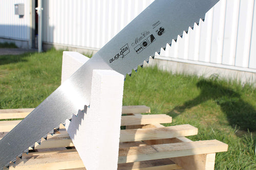 Augusta-Heckenrose Porenbetonsäge 750mm I Handsäge aus Bandstahl C75 mit stabilem Holzgriff I Robuste Bausäge mit grober Schubzahnung für Porenbetonsteine u.a.