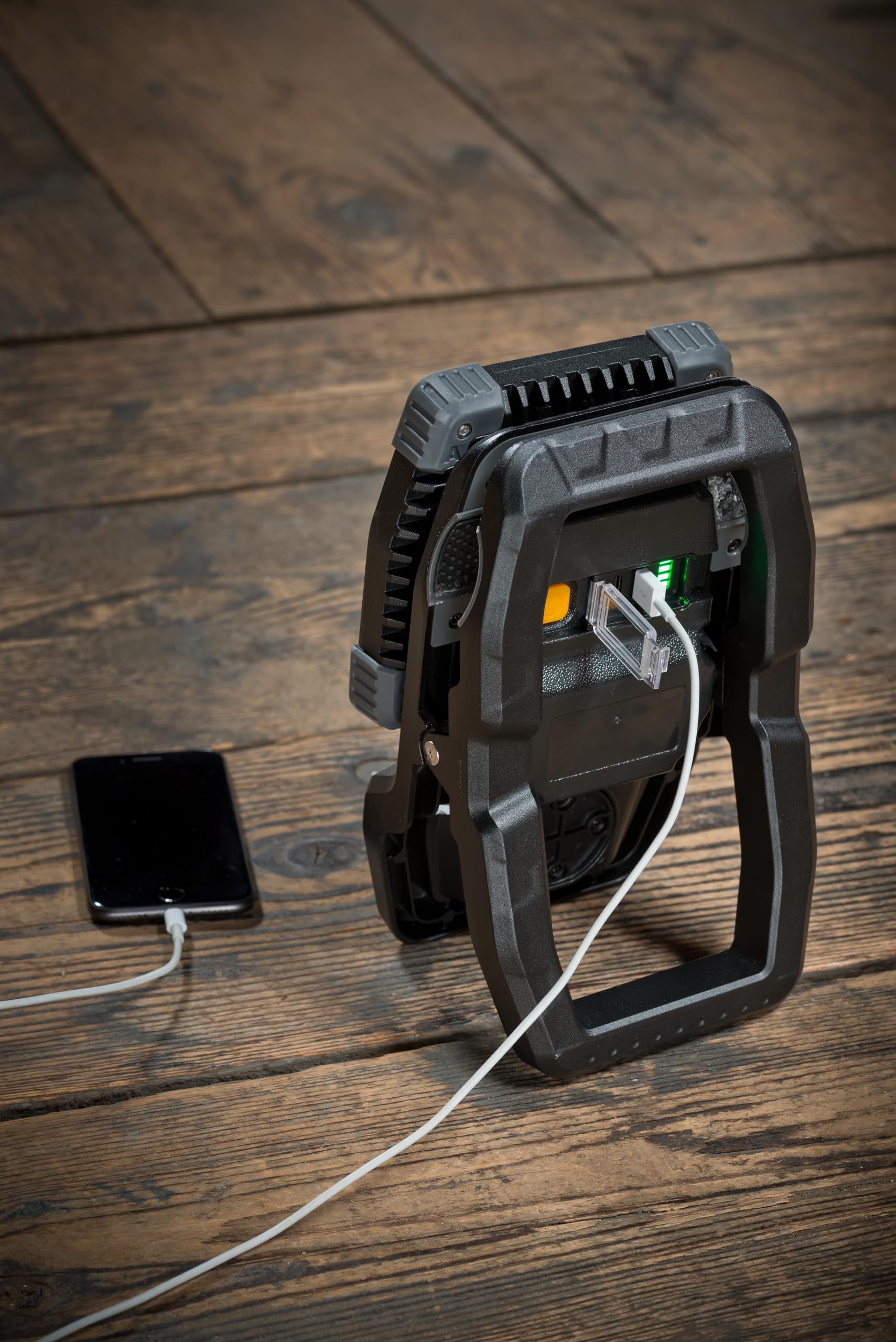 Brennenstuhl klemmbarer LED Arbeitsstrahler CL 4050 MA (40W, 3800lm, IP65, Akku LED Arbeitsleuchte mit Neigungswinkel, USB, Powerbank, Engineered in Germany)